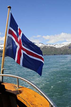 На всех кораблях всегда вывешивается национальный флаг страны. Это исландский флаг