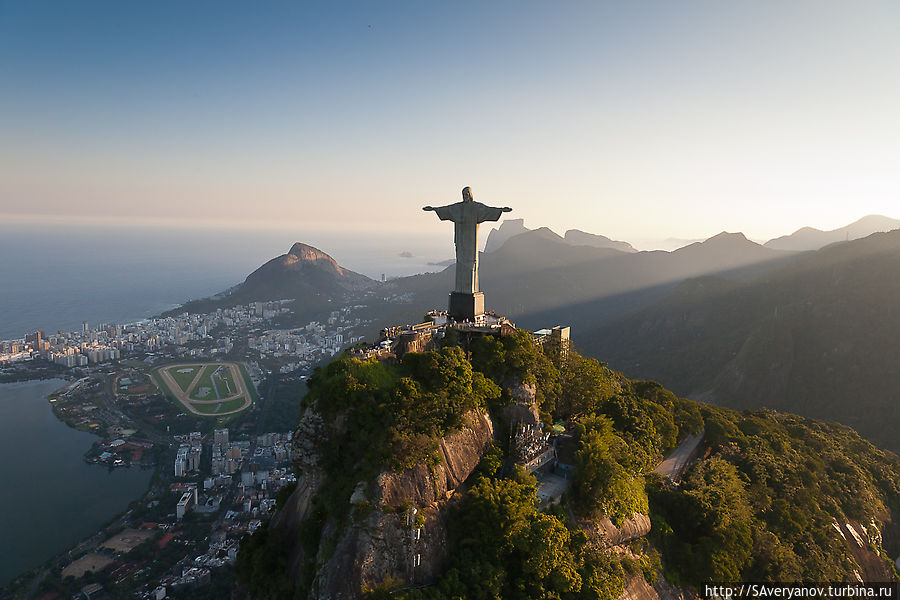 Гора Корковадо и статуя Христа-Искупителя Рио-де-Жанейро, Бразилия