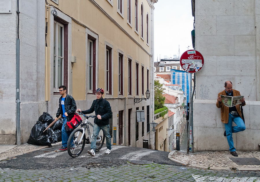 Мешки мусора могут валяться весь день. Неряшливость считается национальной чертой португальцев.