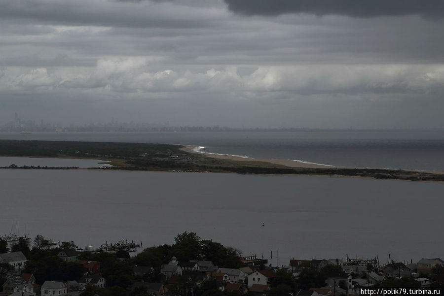 Вид из поселка Хайлэндс в Нью-Джерси. На горизонте слева виден Манхэттен, правее — Бруклин. А справа от песчаной косы на переднем плане уже ничего нет — только океан. Нью-Йорк, CША