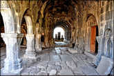 Внутри все сооружения украшены резьбой по камню, барельефами, и другими декоративными элементами.