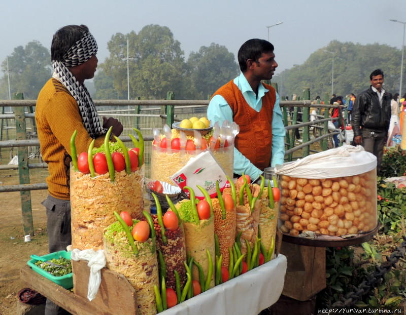 Торговцы специями, фруктами и овощами повсюде Дели, Индия