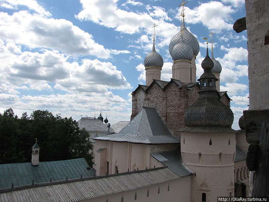 Вид со звонницы на постройки кремля. Ростов, Россия