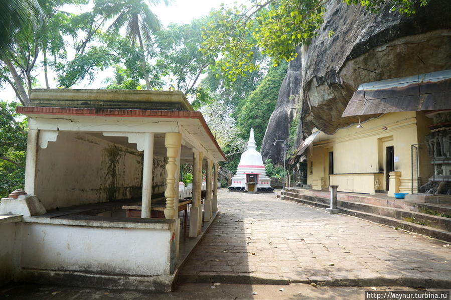 Пещерный  храмовый  комплекс  Мулкиригала... Тангалла, Шри-Ланка