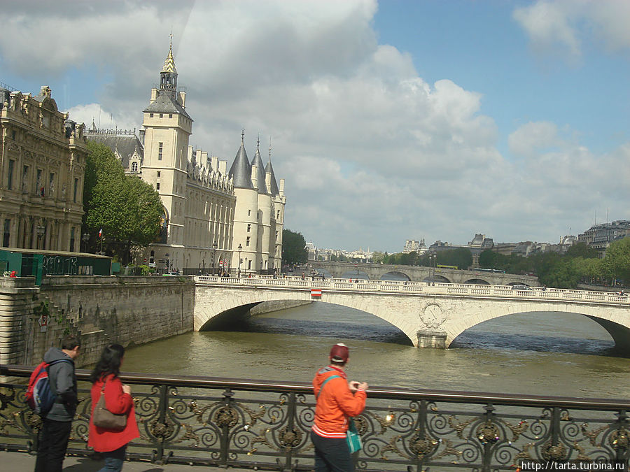 Вид на бывшую тюрьму Парижа со стороны моста через Сену. Париж, Франция