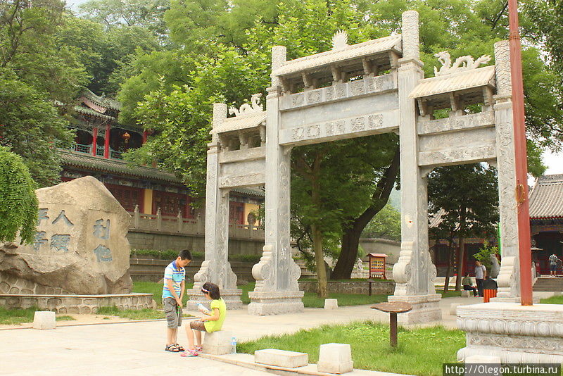 Перед подъёмом в горы заглянув в храм Хуашань, Китай