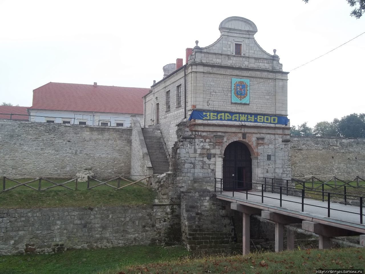 Замок выдержал осаду казаков Б.Хмельницкого, нр не устоял перед гайдамаками Россия