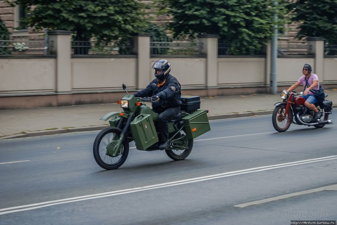 Старинные автомобили на улицах столицы: парад Rīga Retro 201 Рига, Латвия