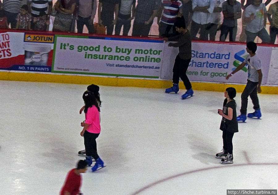 забавно смотреть, как делают первые шаги на льду молодые арабские ребята и девченки Дубай, ОАЭ