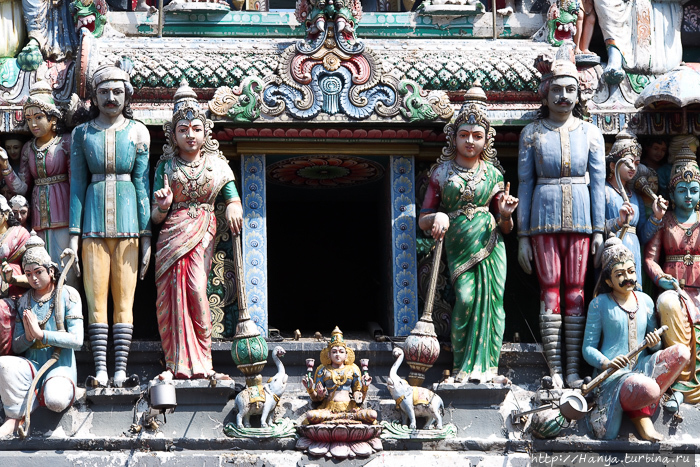 Храм Шри Мариамман Тэмпл. Входная гопура с изображением божеств. Фото из интернета
