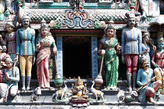 Храм Шри Мариамман Тэмпл. Входная гопура с изображением божеств. Фото из интернета