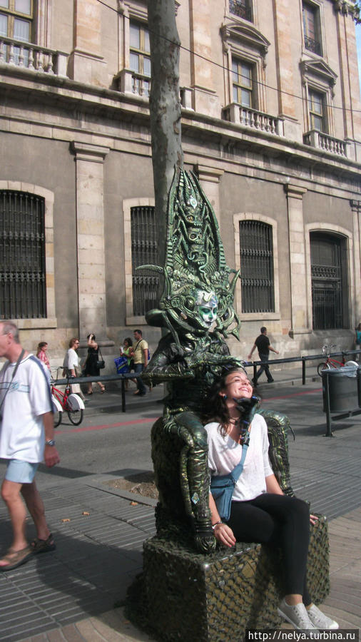 Живые скульптуры очень популярны Барселона, Испания