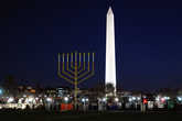 Мемориал Вашингтона и еврейский девятисвечник в честь Хануки