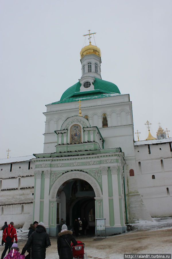 Святые ворота (вход)