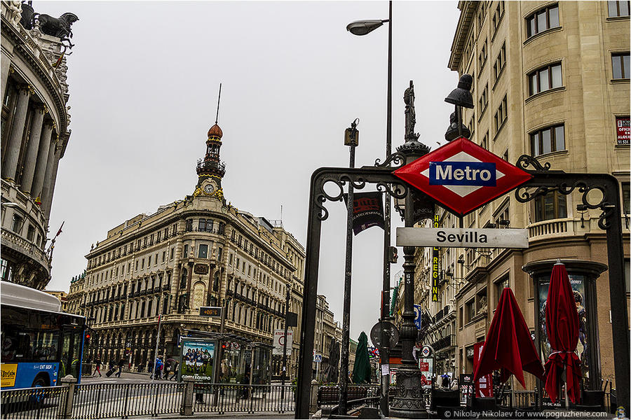 04. Одна из визитных карточек города знак мадридского метро Мадрид, Испания