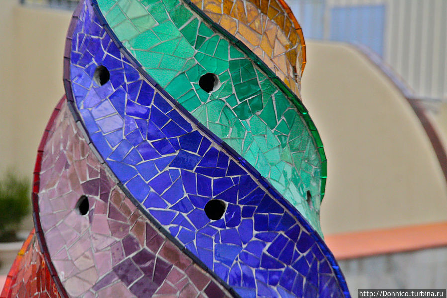 закрученное в спираль из семи цветов Барселона, Испания