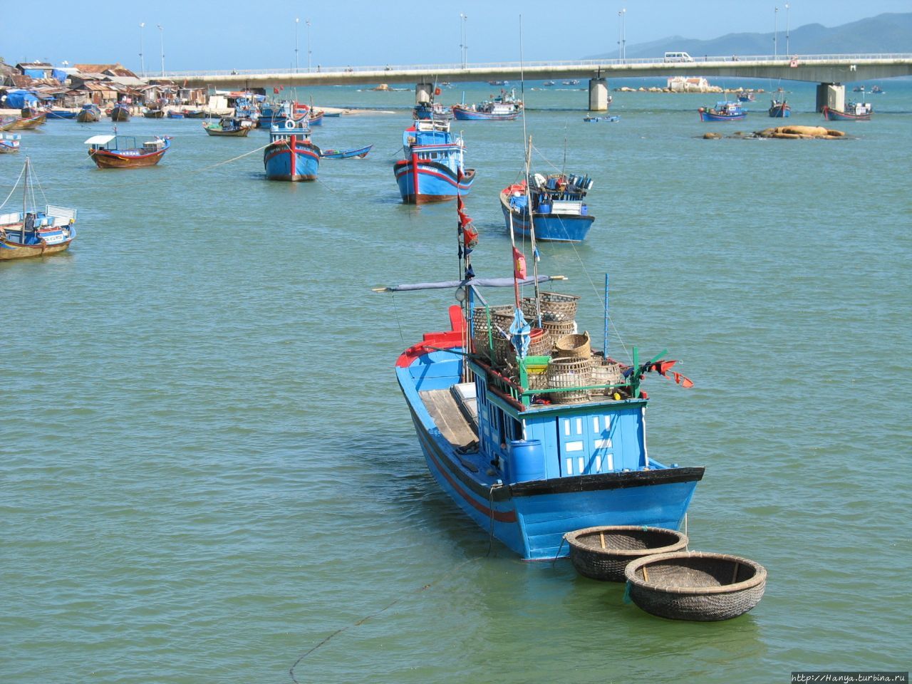 г. Нячанг. Рыбацкий катер на реке Кай около моста Санбон Нячанг, Вьетнам