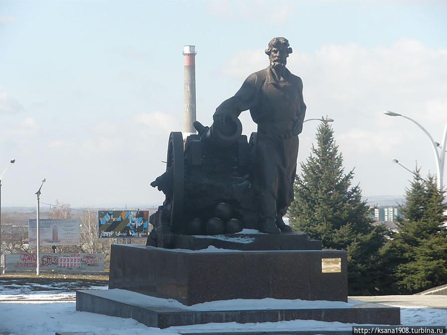 Своя царь-пушка (памятник литейщику, скульптор Можаев М. В.) Луганск, Украина