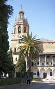 Наша прогулка началась от церкви Santa Maria la Mayor с тенистой маленькой площади Ducesa de Parcent