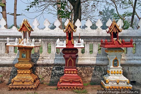 Ват Тхат Луанг. Три святилища. Фото из интернета