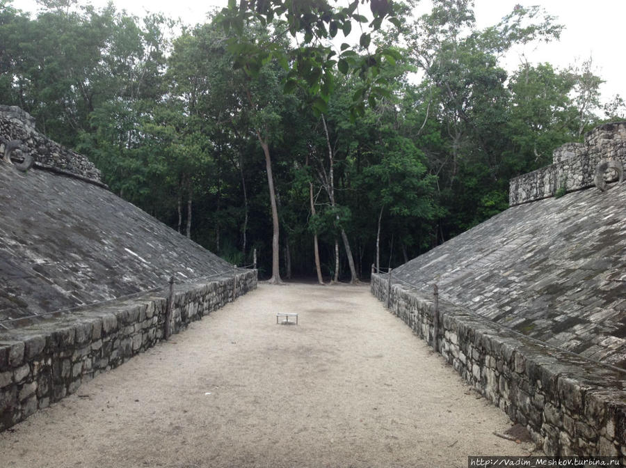 Мезоамериканское поле для ритуальной игры в мяч. Индейцы майя  после матча отдавали в жертву капитана проигравшей команды. Это была большая честь для него. Коба, Мексика