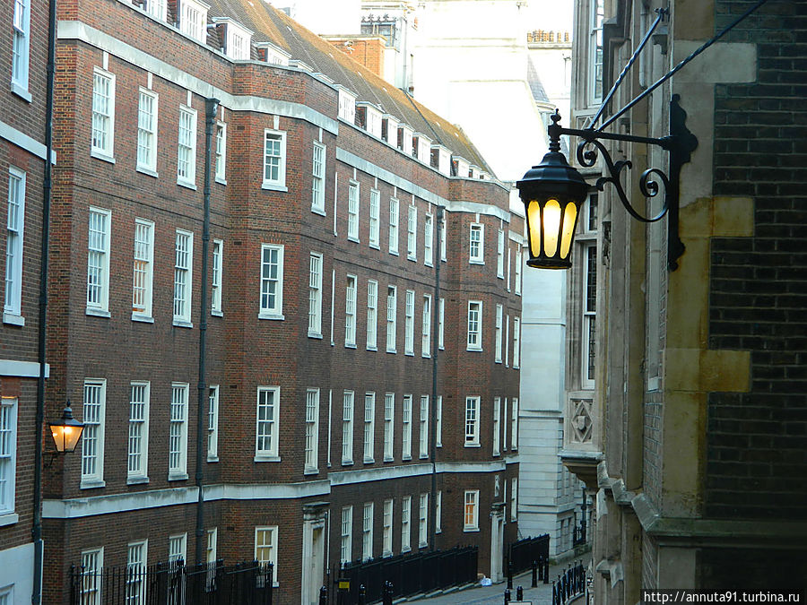 Переулок Middle Temple, в этих зданиях базируются адвокатские конторы Лондон, Великобритания