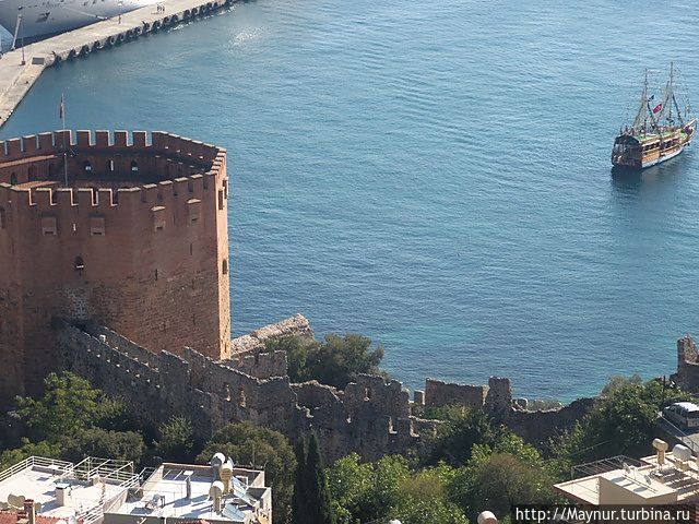 Красная башня,к которой вплотную примыкают стены крепости.Башня служила местом надзора за портом. Алания, Турция
