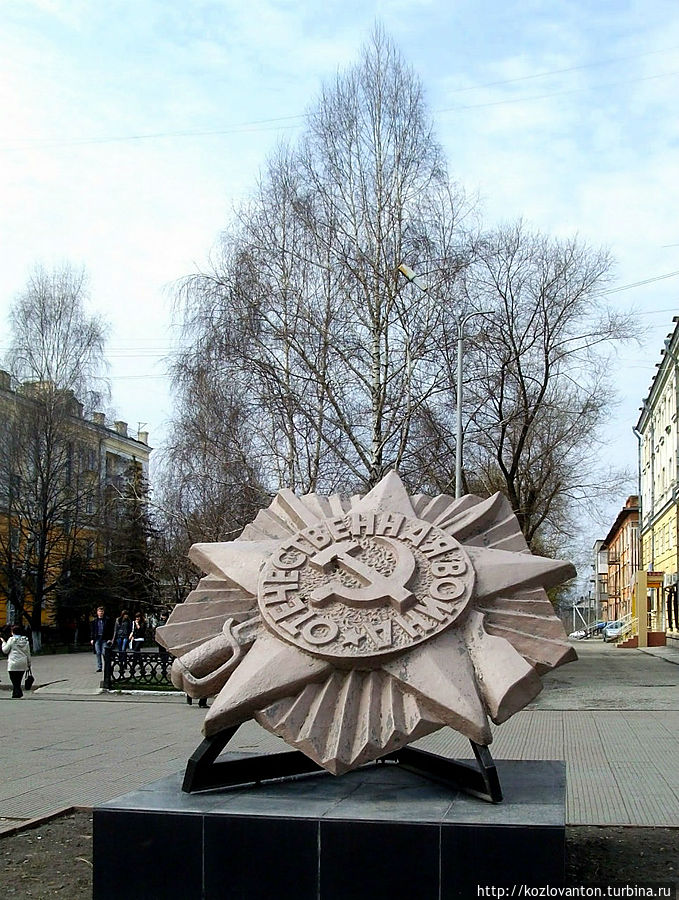 Сквер памяти, начинающийся сразу за монументом с артиллерийским орудием. Ленинск-Кузнецкий, Россия