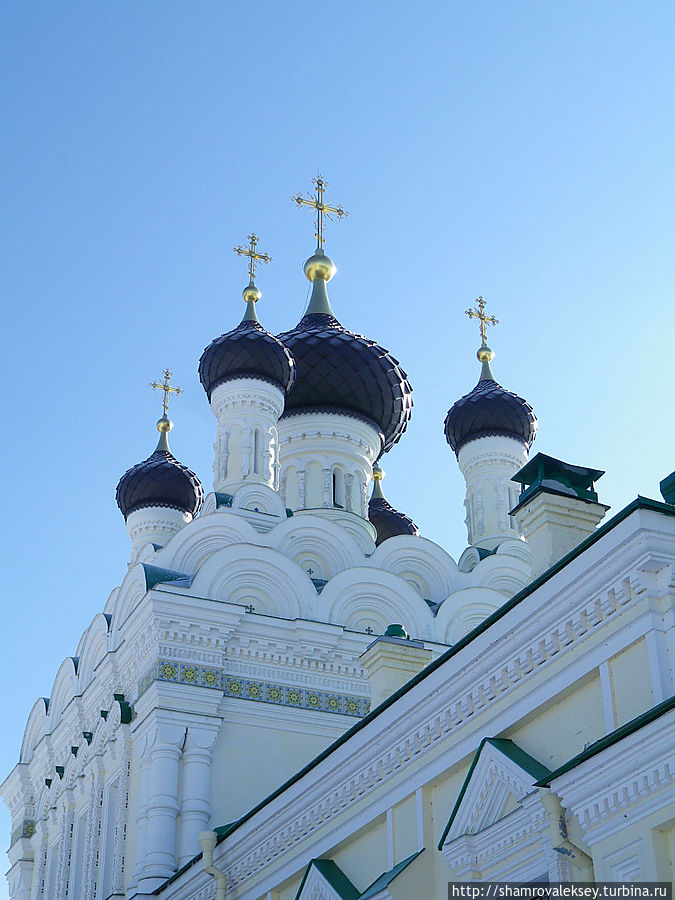 Восстановленный храм на берегу Нарвского водохранилища Ивангород, Россия
