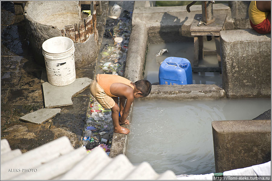Малыш из прачечной Дхоби Гхат...
*