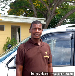 Идрисса Тумбо, водитель такси на Занзибаре. Остров Занзибар, Танзания