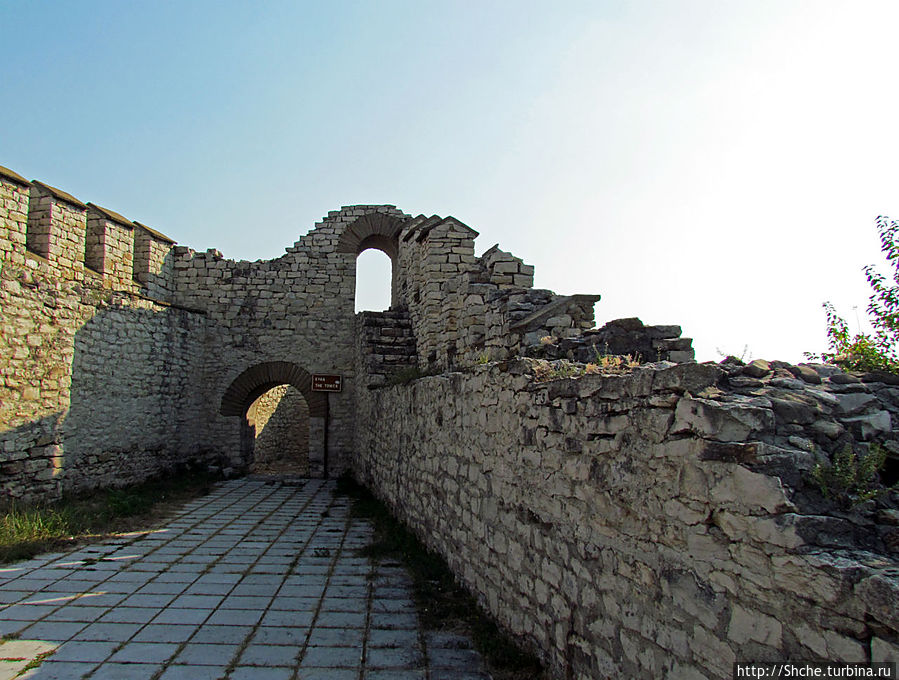 впереди останки башни Ловеч, Болгария