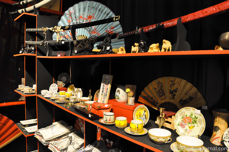 Завершается выставка небольшим магазином, где можно приобрести тематические сувениры на память. Одесса, Украина