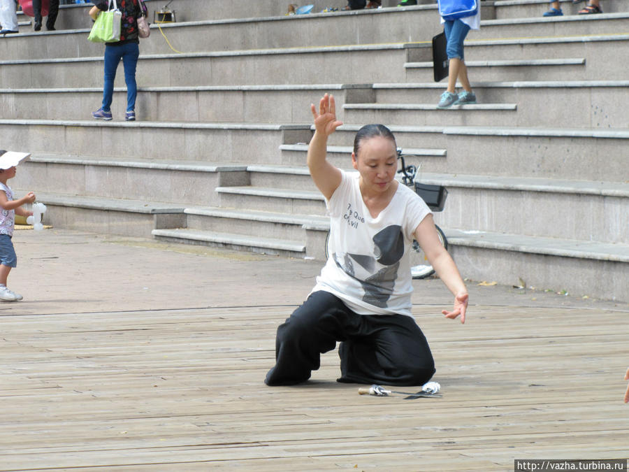 Девушки танцуют национальный Корейский танец. Пусан, Республика Корея