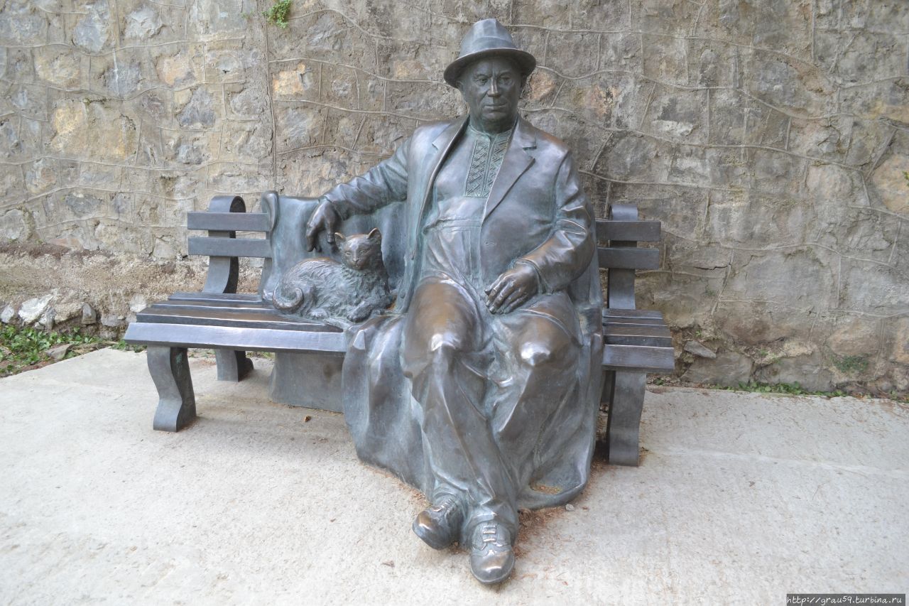 Памятник отдыхающему крымчанину / A monument to a rest in the Crimea