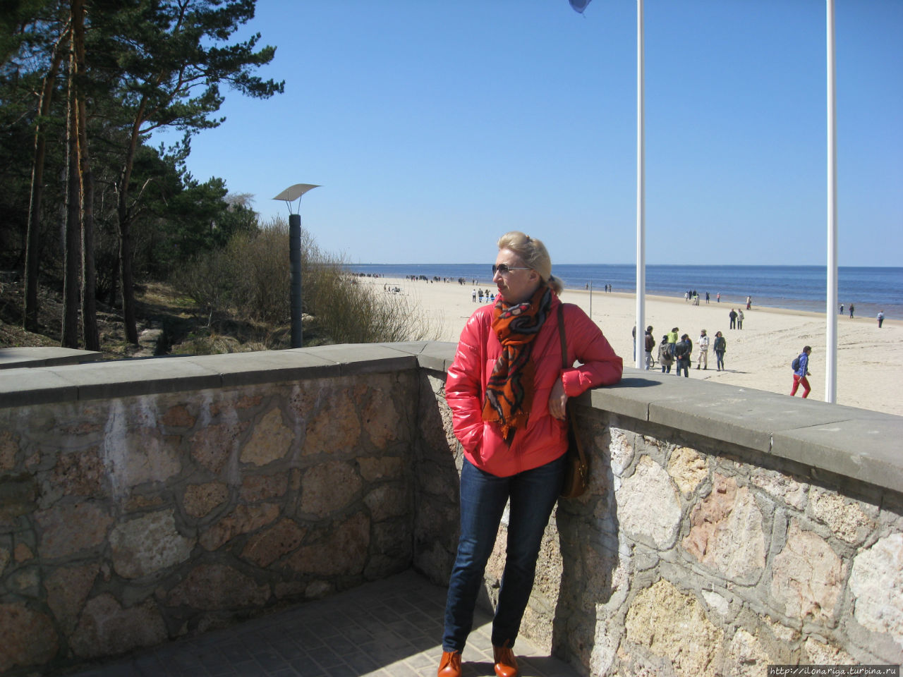 В Прибалтике огромное количество серых дней. Яркая куртка служит обезбаливающей таблеткой в этой ситуации.