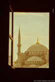 В одном из окон виднеются купола и минареты Голубой мечети.