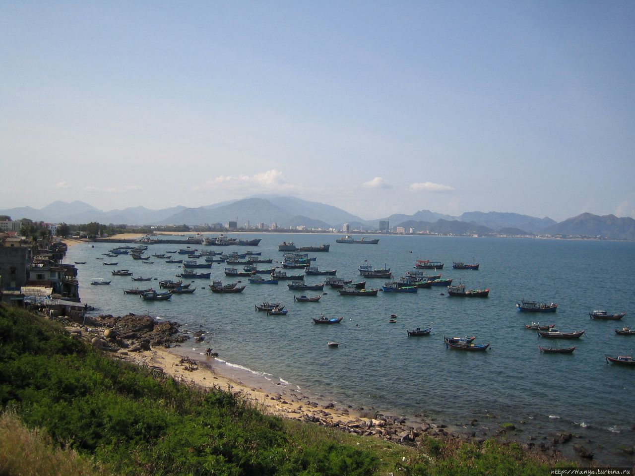 г. Нячанг. Вид на город и залив с  бывших императорских башен Бао Дая Нячанг, Вьетнам