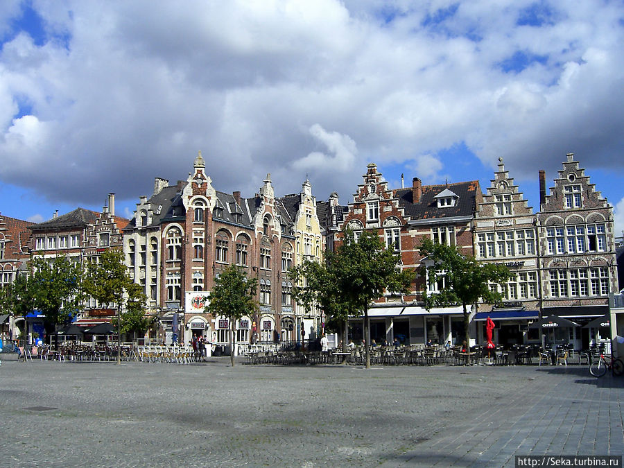 На площади Vrijdagmarkt Гент, Бельгия