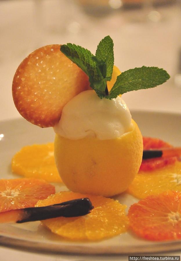 Сезонный десерт из сорбе и нежнейшего сливочного крема — прямо в лимоне из Ментона. оттеняет его аромат теплые нотки корицы (отель Trois couronnes). Веве, Швейцария