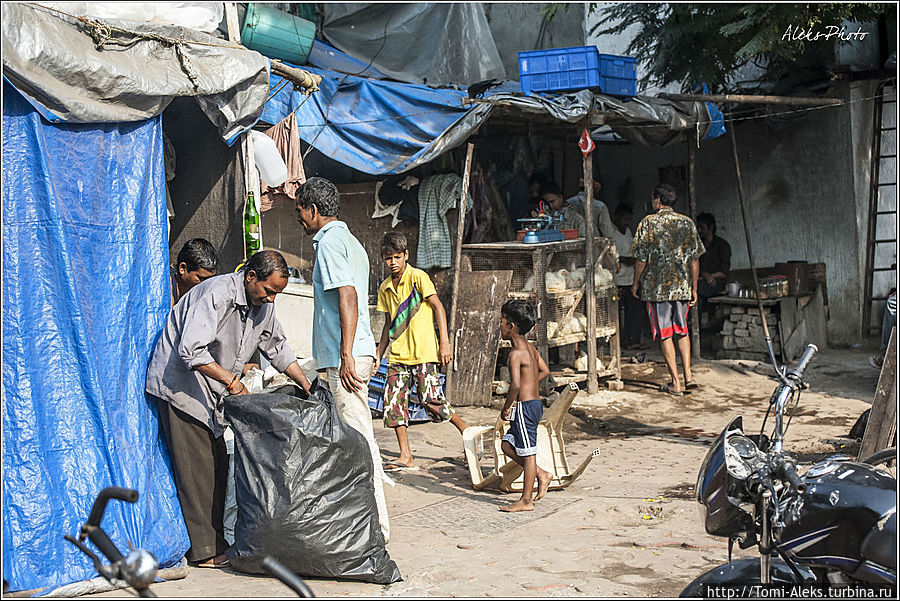 Огибаем поселение рыбаков, и держим путь дальше...
* Мумбаи, Индия