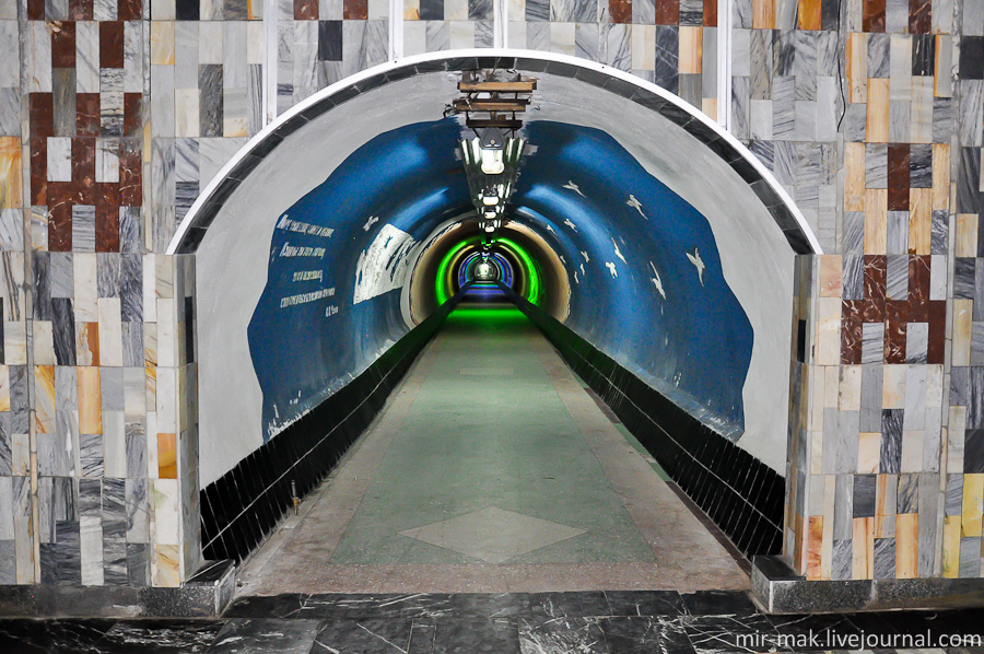 Самое интересное находится внизу. Выйдя из лифта, попадаешь в «тоннель сказок». Одесса, Украина