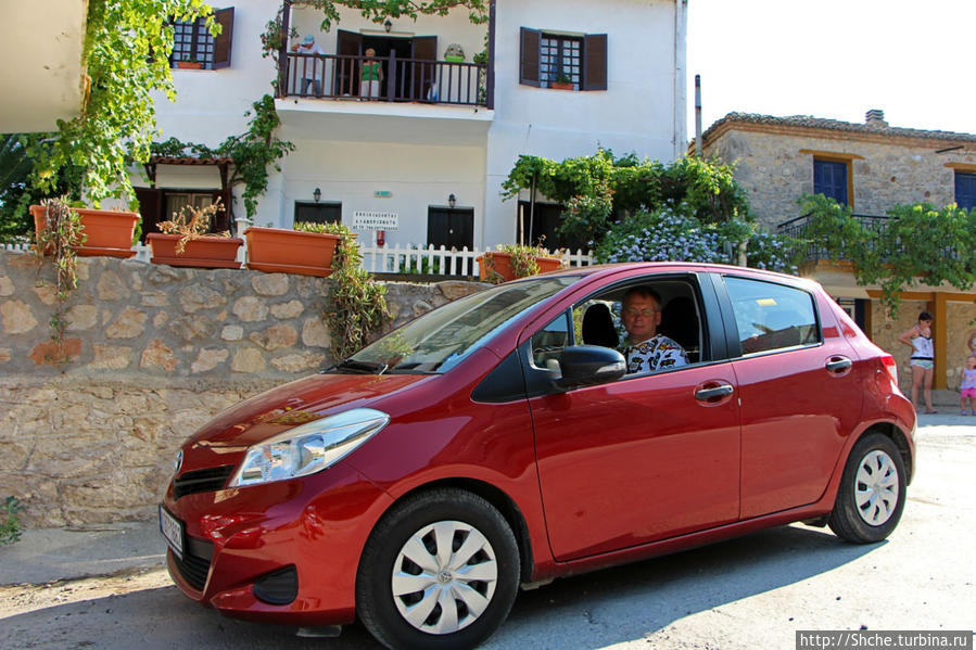 все, пора домой... для поездок по Греции удобно арендовать маленькую машинку — и дороги узкие, и места для парковок часто трудно найти Афитос, Греция