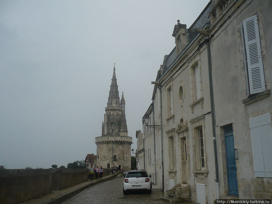 Прогулка по городу в дождливый день Ля-Рошель, Франция