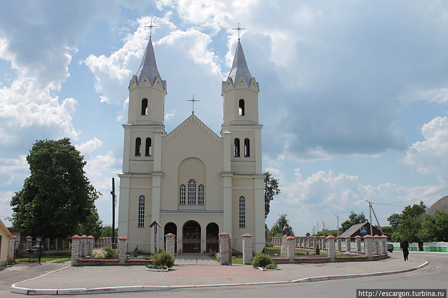 Кстати именно костел на этом месте стоял давно, еще в 1600 году его построил Юрий Радзивил, кардинал, епископ Виленский, а затем уже князья Тышкевичи, владельцы рядом расположенного Воложина (http://turbina.ru/q/memo/75926/), его перестроили и дали ему имя Святого Юрия.