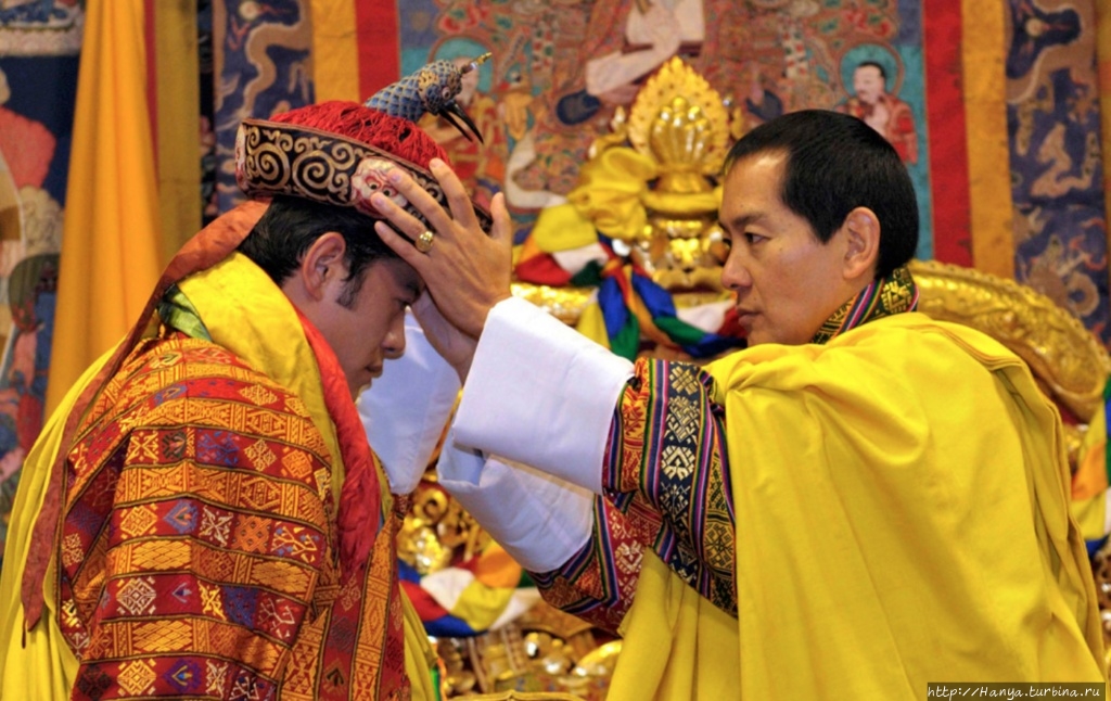 Передача власти от отца к сыну, пятому королю Бутана Jigme Khesar Namgyal Wangchuck. Из интернета Бутан