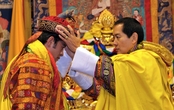 Передача власти от отца к сыну, пятому королю Бутана Jigme Khesar Namgyal Wangchuck. Из интернета