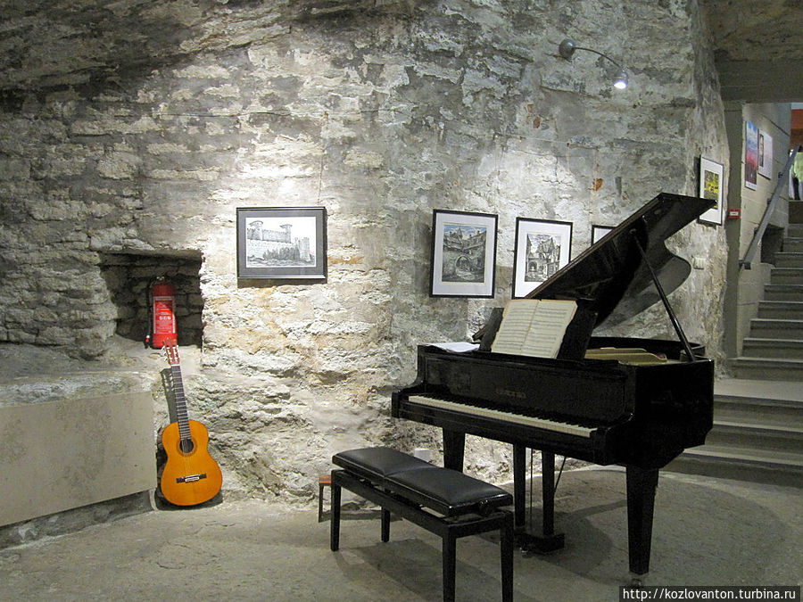 После таких жутких экспонатов лучше спуститься по винтовой лестнице вниз и насладиться музыкой...