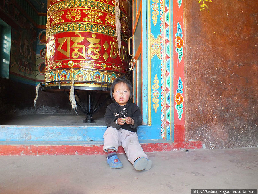 малышка-шерпа и молебенный барабан Непал