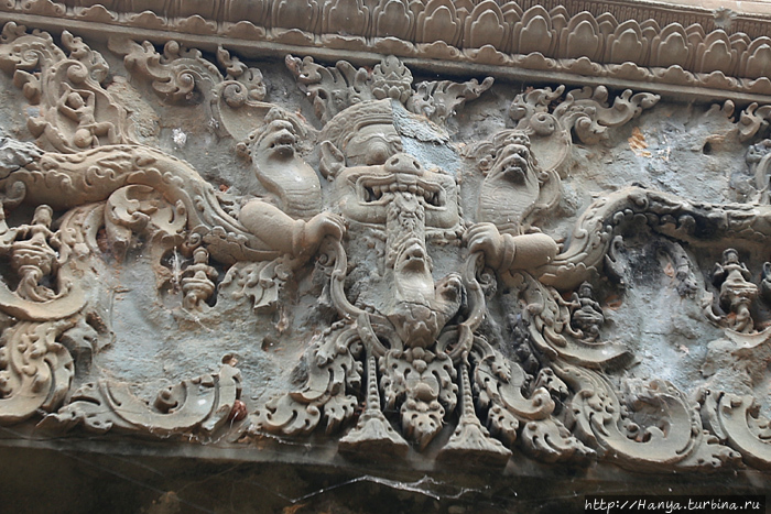 Храм Лолей. Макара, змеи-наги на рельефе перемычки. Фото из интернета Храм Лолей. Макара, змеи-наги на рельефе перемычки. Фото из интернета